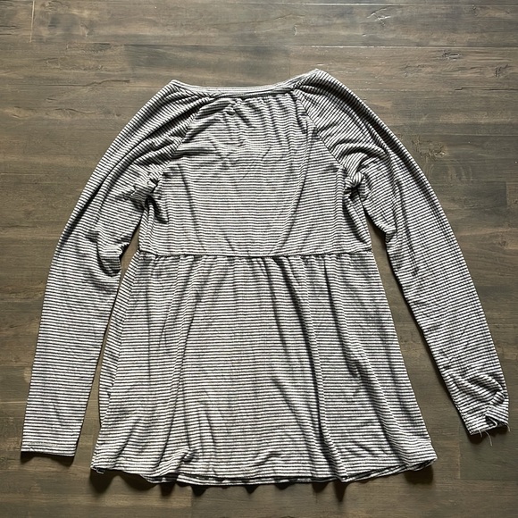 A Pea In the Pod Long Sleeve Top - Picture 2 of 4